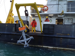 The tripod frame: mooring acoustic receivers on the seabed